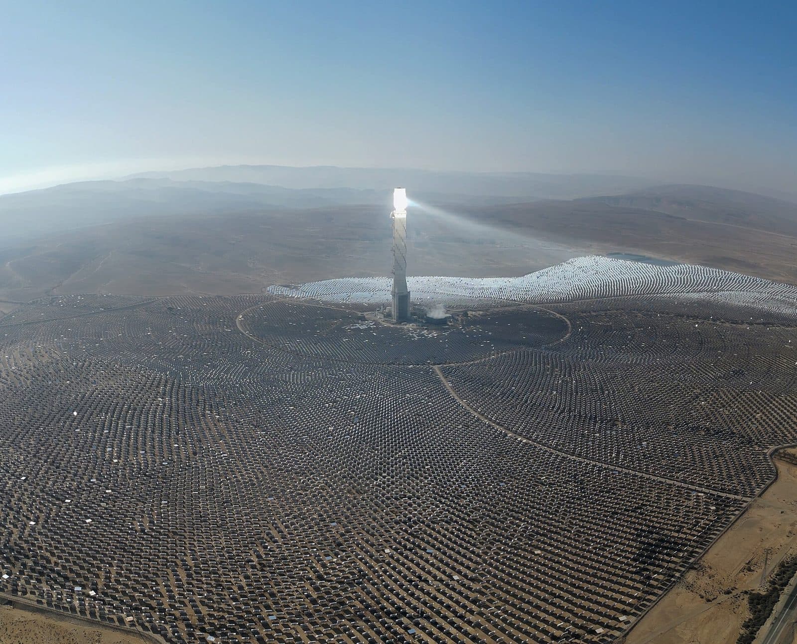 Solar thermal tower surrounded by a heliostat field