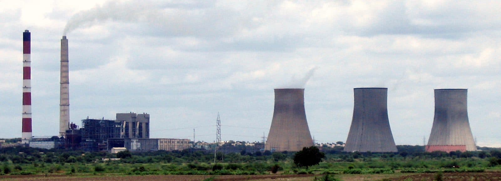 Thermal power station with cooling towers and chimney