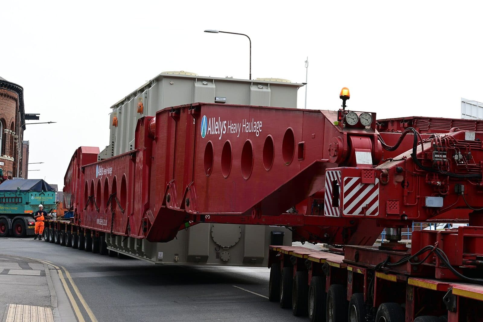 Heavy transformer delivery on a modular trailer